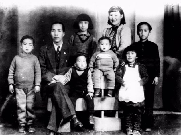 Photograph of Yeen-Mei Wu with her parents and five siblings, 1941.